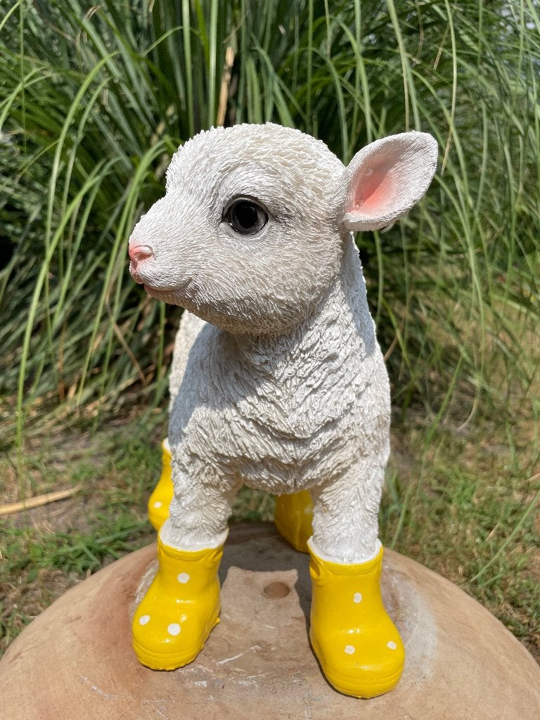 Lammetje laarsjes Geel, kinderkamer, babykamer, kado 30cm, Ophalen of Verzenden, Nieuw, Kunststof, Dierenbeeld