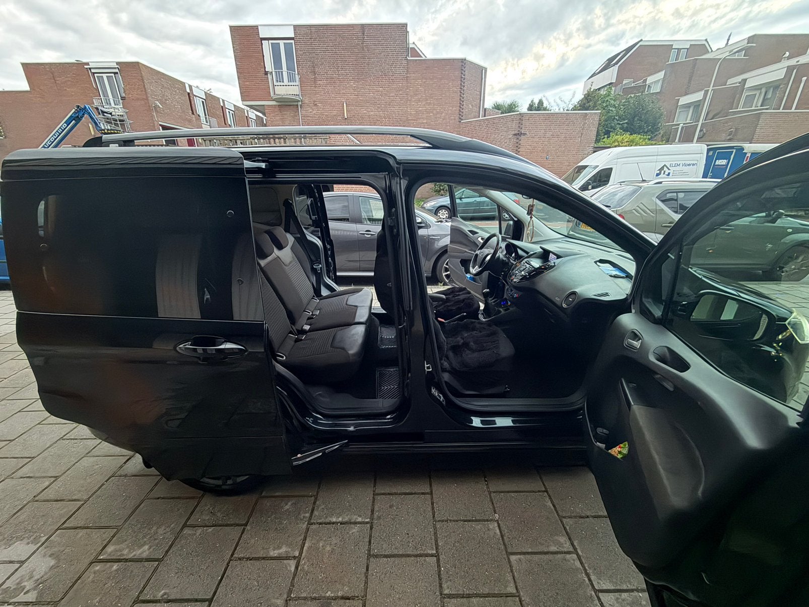 Foto 4 van Ford Tourneo Courier 1.0 Ecoboost 100pk S&S 2017 Zwart