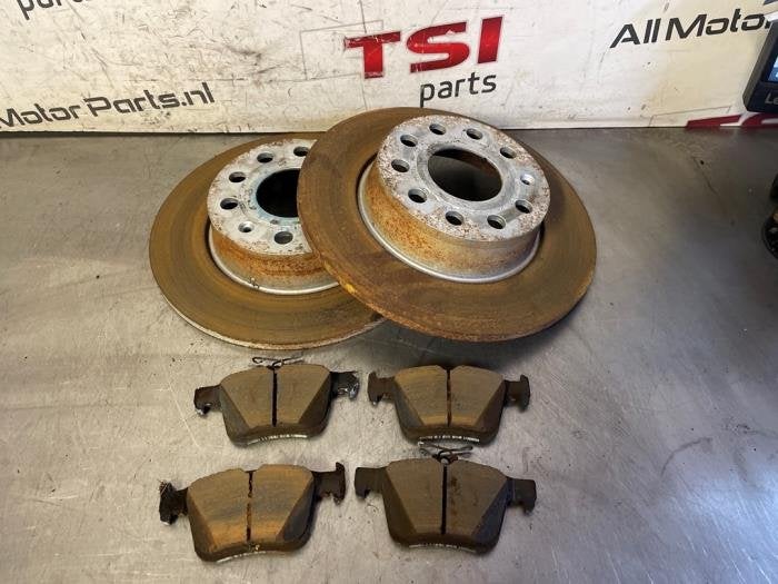 Remschijf + blok achter van een Volkswagen Golf, Gebruikt, -, Volkswagen, -