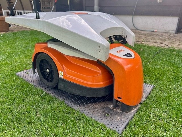 Stihl Robotmaaier met overkapping (onderhoud nieuw), Tuin en Terras, Robotmaaiers, Ophalen, Stihl, Gebruikt, Met regensensor