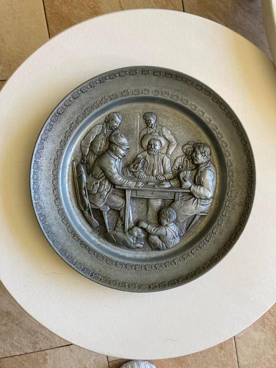 Antieke tinnen wandbord met reliëfscène, Antiek en Kunst, Antiek | Tin, Ophalen of Verzenden