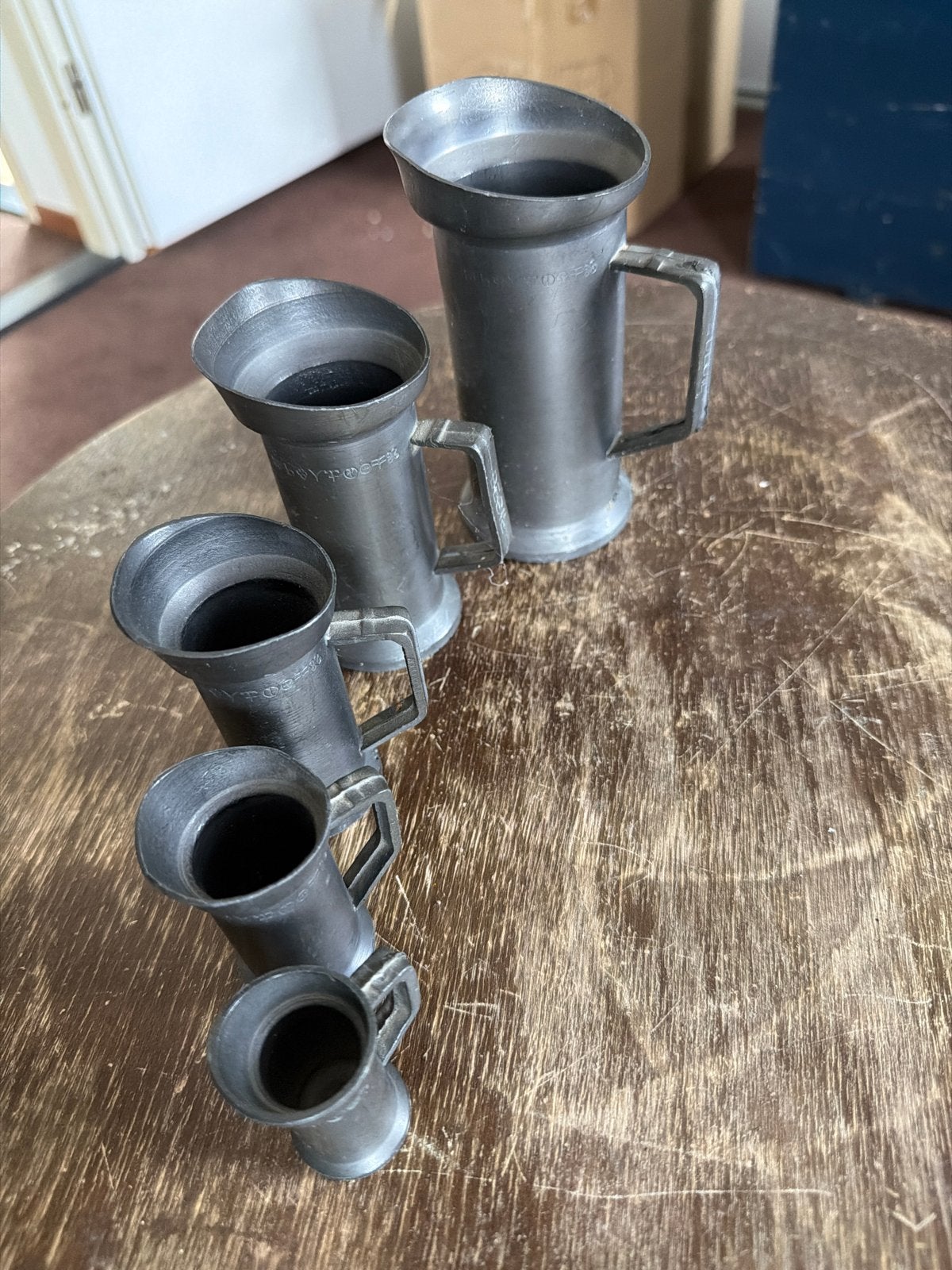 Set van 5 antieke siertinnen bekers (engeltjestin), Ophalen
