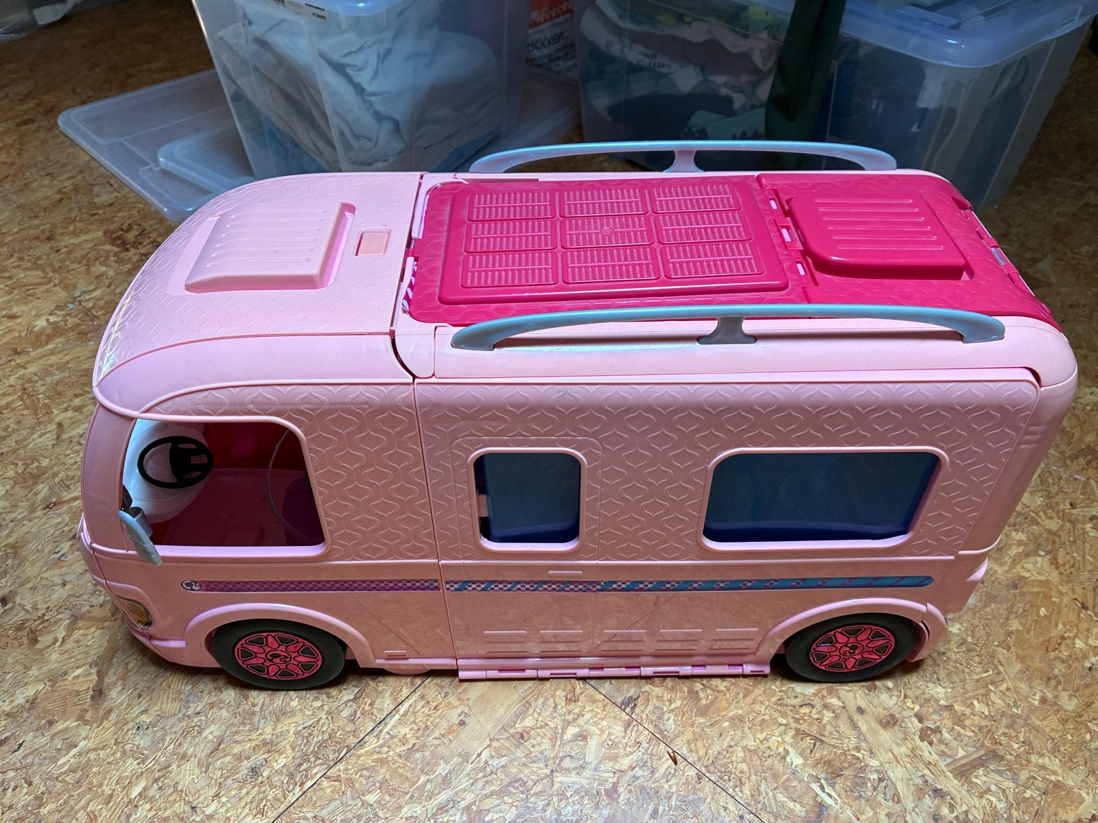 Barbie camper met 11 barbies en accesoires, Ophalen, Gebruikt