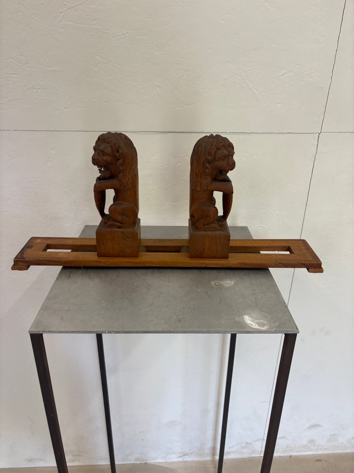 Antieke houten boekensteunen met leeuwen, Ophalen of Verzenden