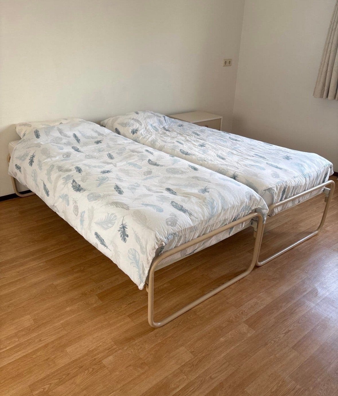 Twee eenpersoonsbedden met matrassen, Ophalen, Gebruikt, 90 cm, Eenpersoons