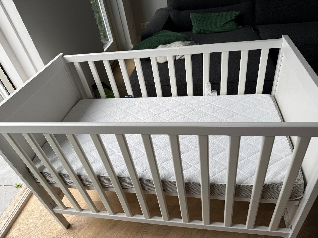 SUNDVIK - baby bed with mattress, Ophalen, Zo goed als nieuw, Minder dan 140 cm, Minder dan 70 cm