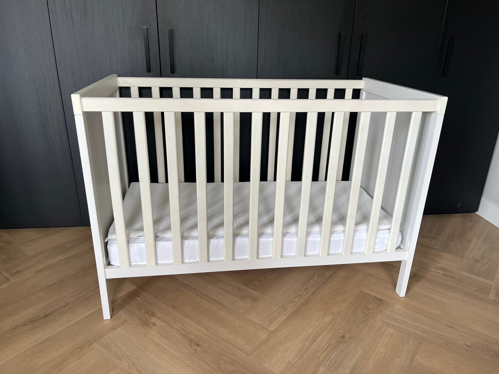 Ikea Sundvik ledikant met matras, dekbed en Airgosafe topper, Ophalen, Gebruikt, Ledikant