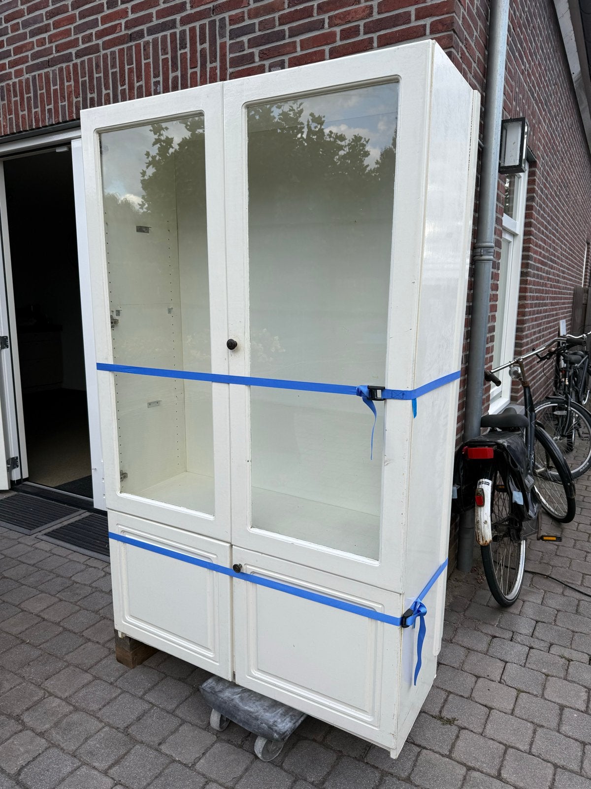 Witte vitrinekast met glazen deuren en onderkasten, Huis en Inrichting, Kasten | Vitrinekasten, Ophalen, Gebruikt, 100 tot 150 cm