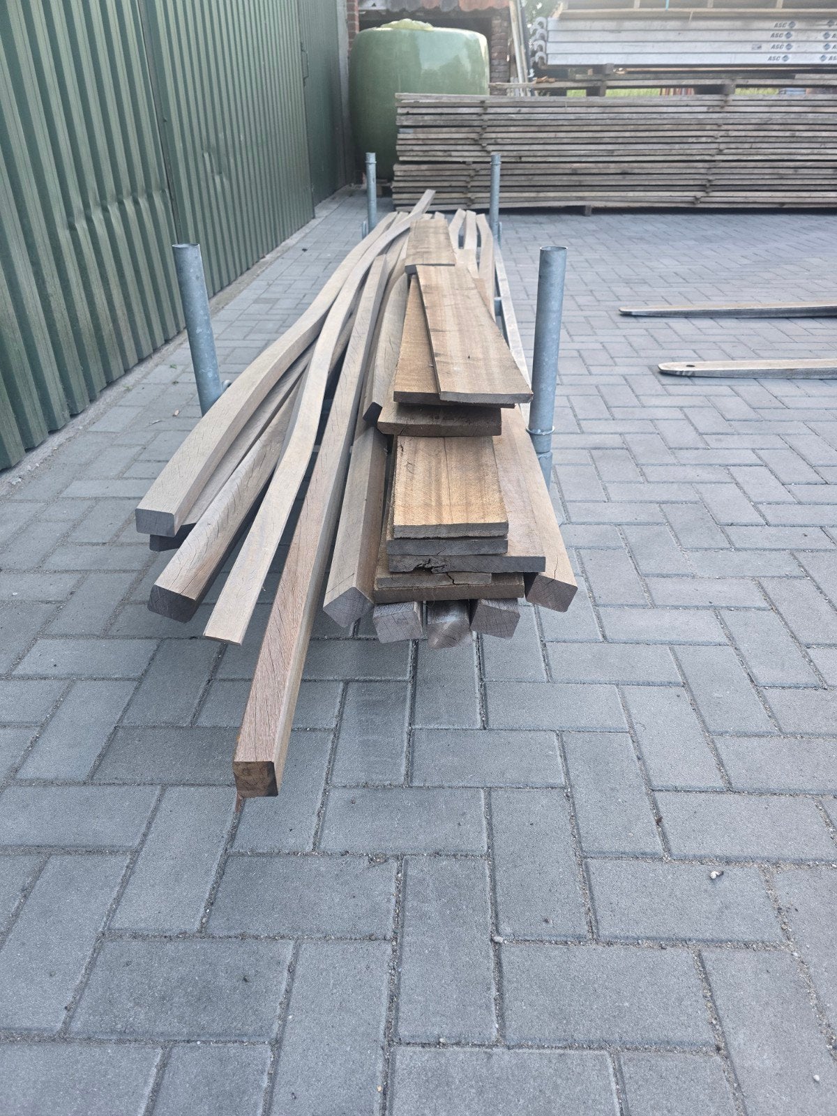 Partij Azobe Hardhouten balkjes en ruwe planken, Ophalen, Balk, Overige houtsoorten, 50 mm of meer