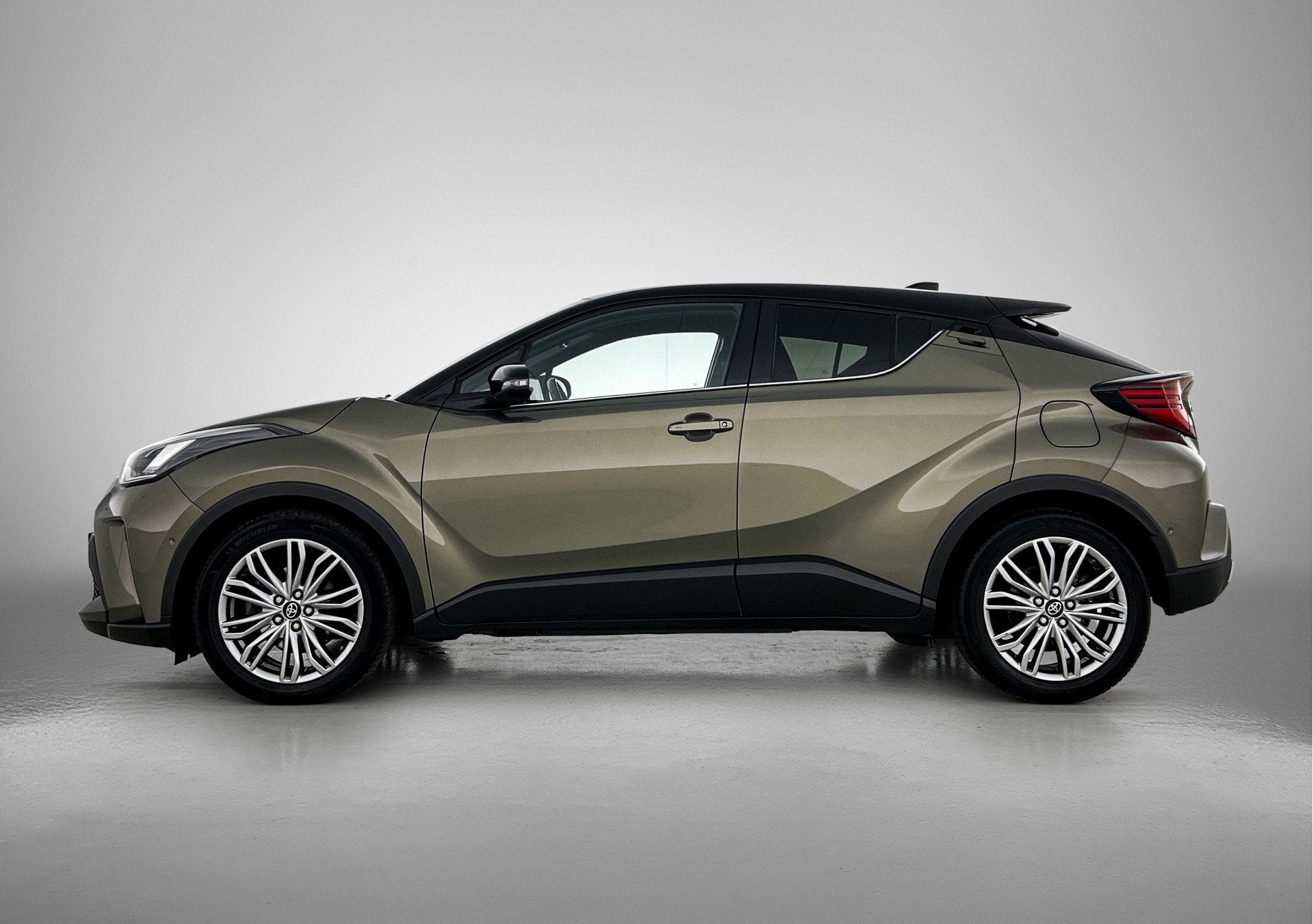 Toyota C-HR 2.0 Hybrid Executive Leder Pack | BTW voertuig |, Auto's, 4 cilinders, Leder, Bedrijf, 19 km/l