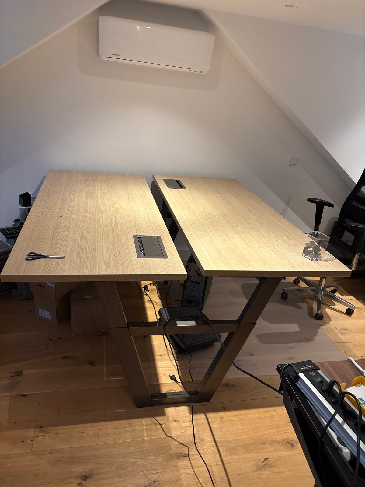 Duo-bureau met stopcontacten en kabelgoten, Hout, Kabelgoot, Ophalen of Verzenden, Zo goed als nieuw