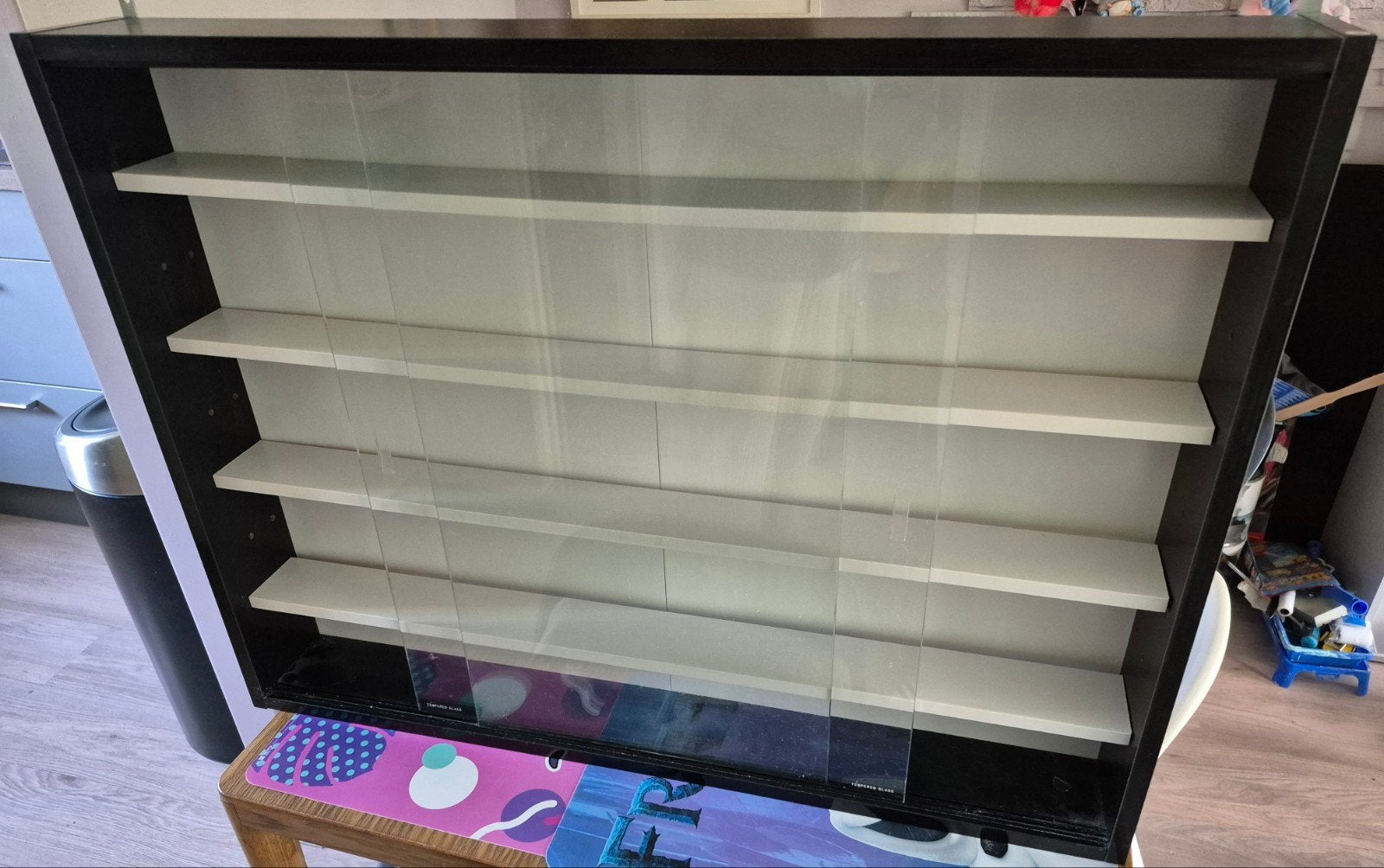 Vitrinekast met glazen schuifdeuren 80 x 60 x 10cm zwart, Ophalen, Gebruikt, Overige houtsoorten, 50 tot 100 cm