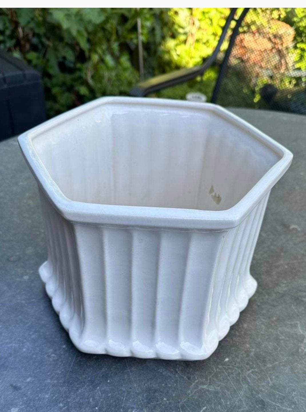 Zeshoekige witte verticaal geribbelde bloempot, Ophalen of Verzenden, Zo goed als nieuw, Balkon, Overige vormen