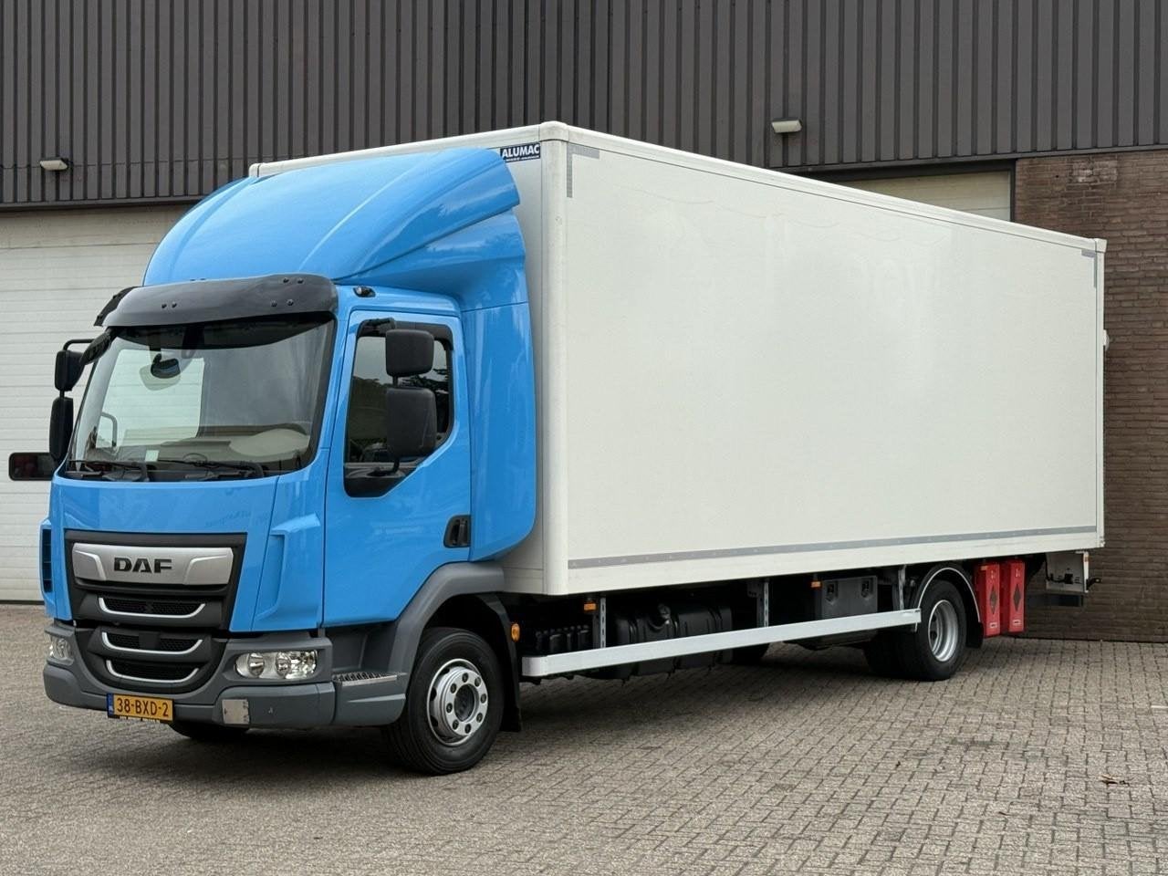 DAF LF 230 FA / Only 175.182 km / Euro6 2021 / Laadklep Lift, Auto's, Automaat, Euro 6, Blauw, 233 pk