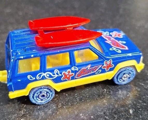De Surf Jeep Cherokee van Majorette. Blauw met Surfplanken, Ophalen of Verzenden, Zo goed als nieuw, Auto