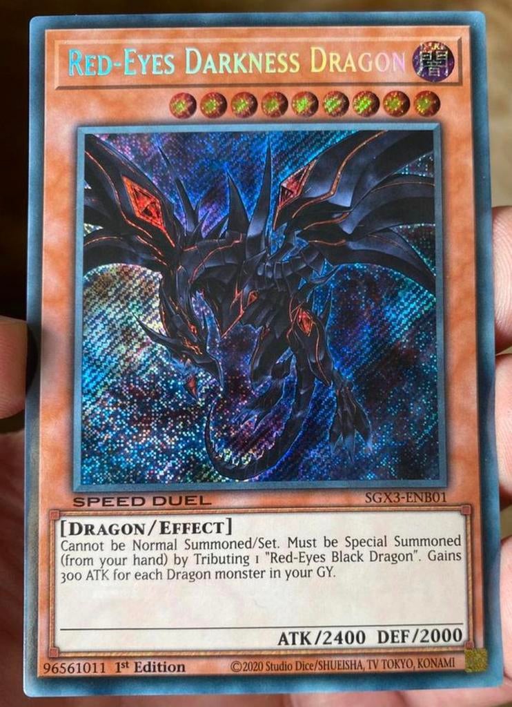 Yu-Gi-Oh! Red-Eyes Darkness Dragon SGX3 1st Edition !, Ophalen of Verzenden, Zo goed als nieuw, Losse kaart, Foil