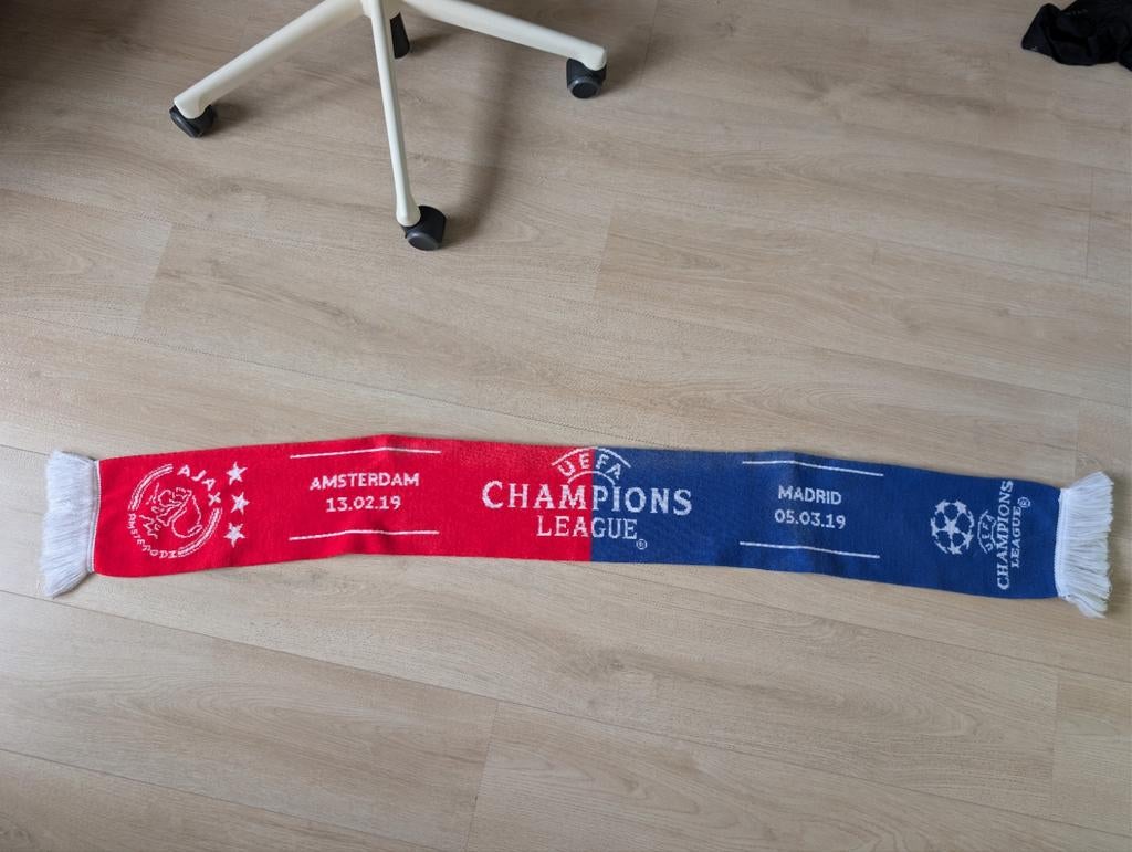 Speciale medewerkers exclusieve sjaal Ajax - Real Madrid, Ophalen of Verzenden, Zo goed als nieuw, Ajax, Vaantje of Sjaal