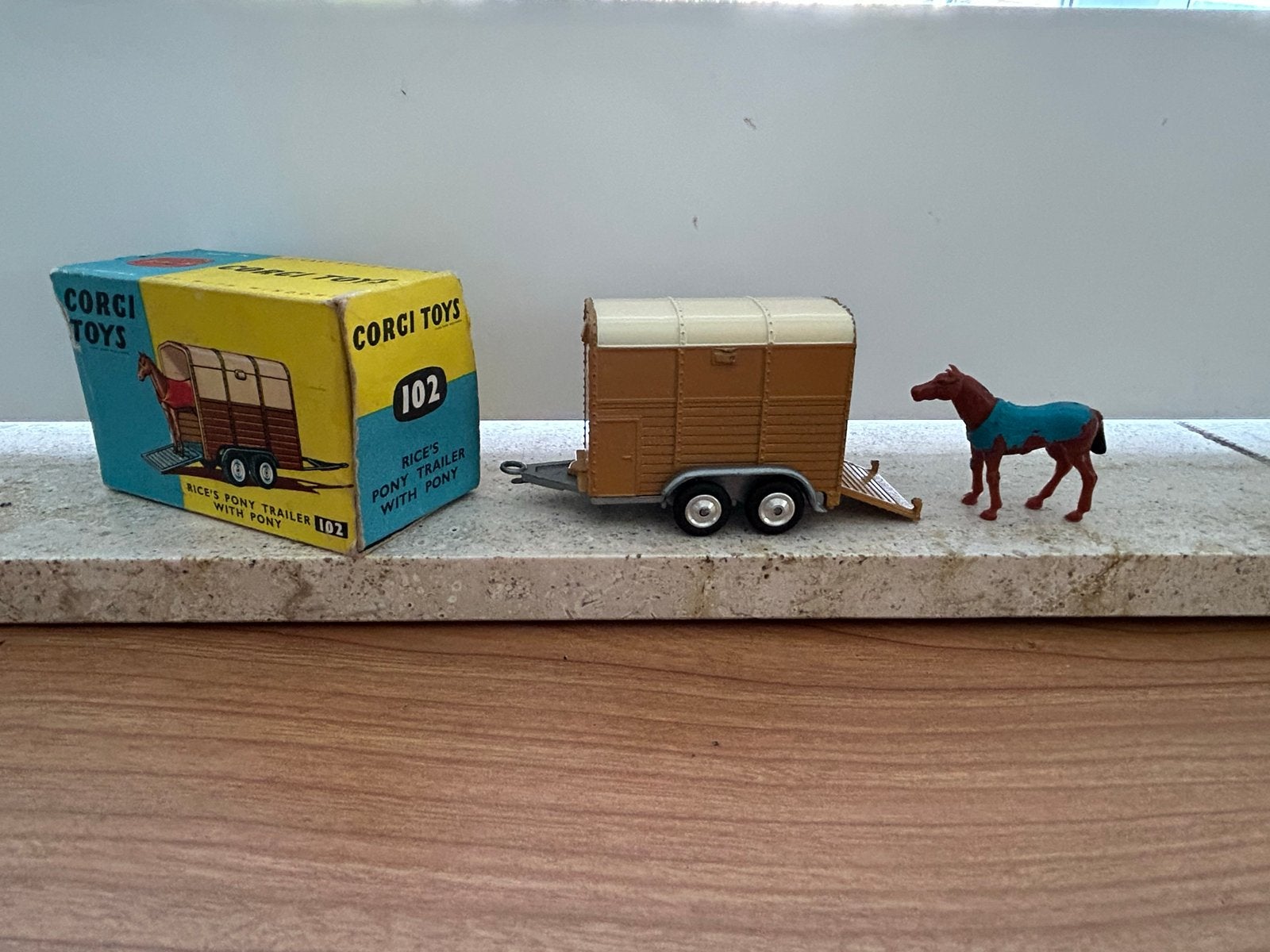 Corgi Toys Rice's Pony Trailer 102 met paard en doos, Ophalen of Verzenden, Gebruikt