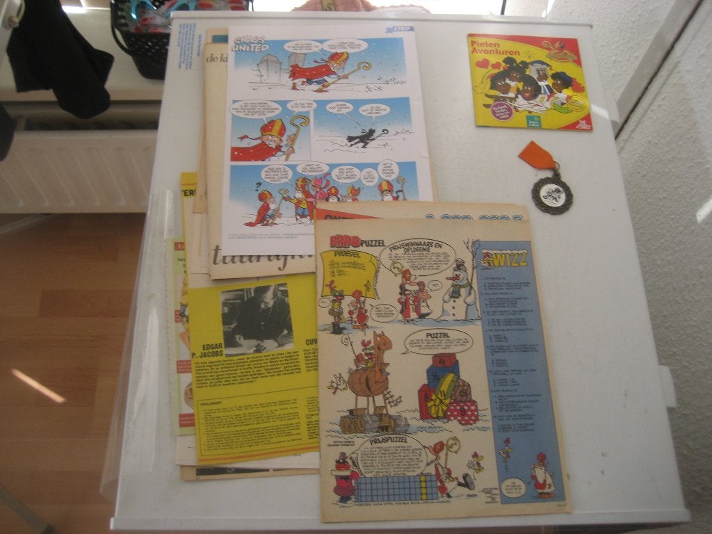partij sinterklaas artikelen reclame knipsels, Verzamelen, Tijdschriften, Kranten en Knipsels, Ophalen of Verzenden, 1980 tot heden