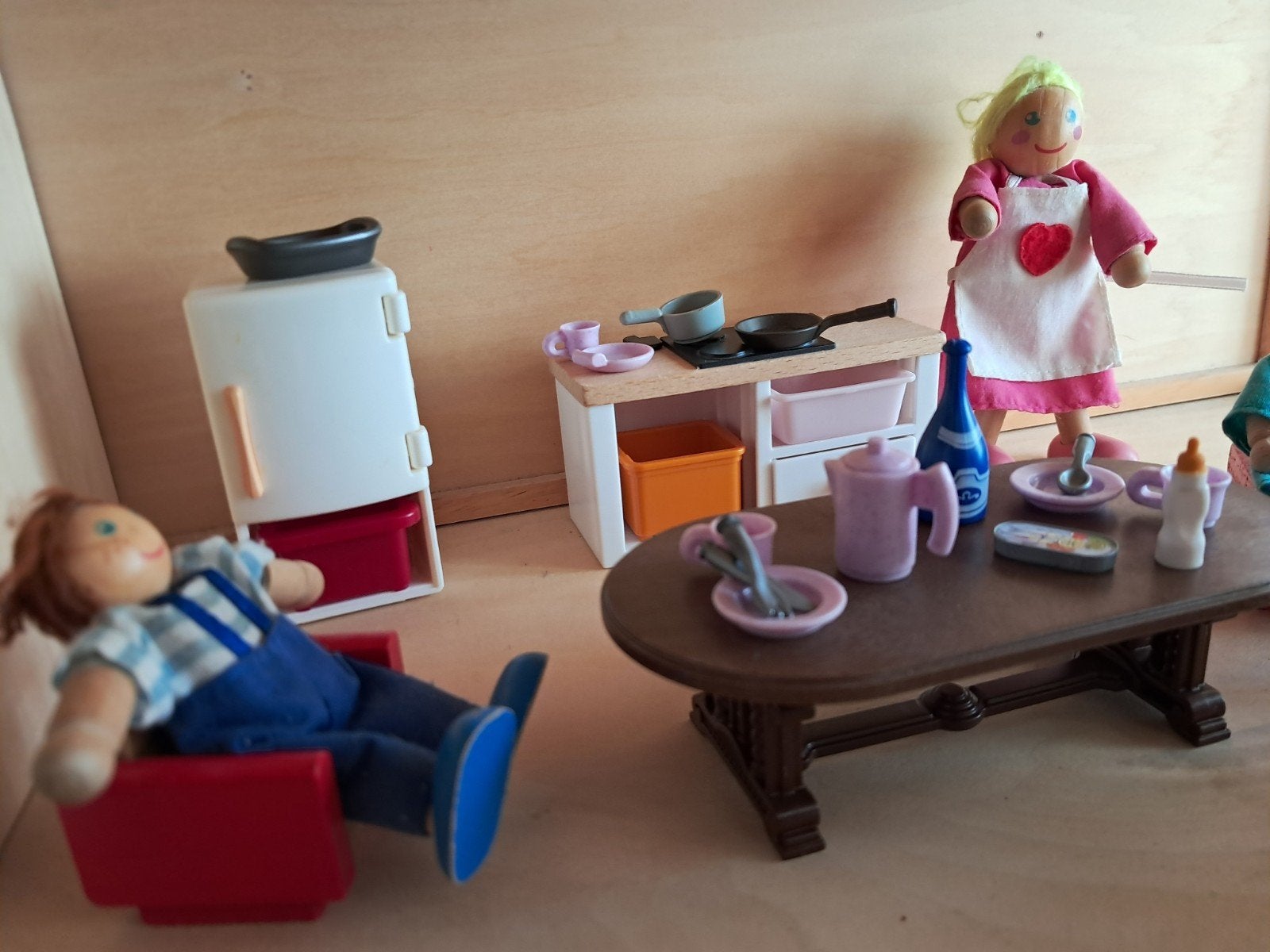 Foto 14 van Groot Playwood Poppenhuis met Meubels Poppetjes & Accessoire