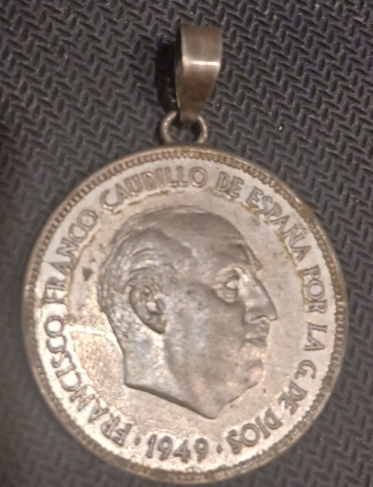 5 peseta munt hanger met Franco 1949 spanje, Postzegels en Munten, Ophalen of Verzenden, Overige materialen, Buitenland