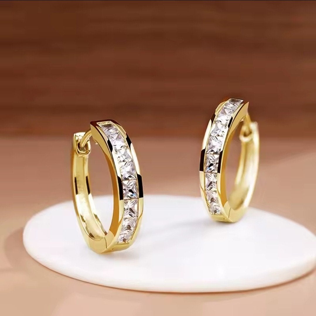 Elegante Gouden Oorbellen met Zirkonia, Sieraden, Tassen en Uiterlijk, Oorbellen, Met kristal, Hangers, Ophalen of Verzenden, Zo goed als nieuw