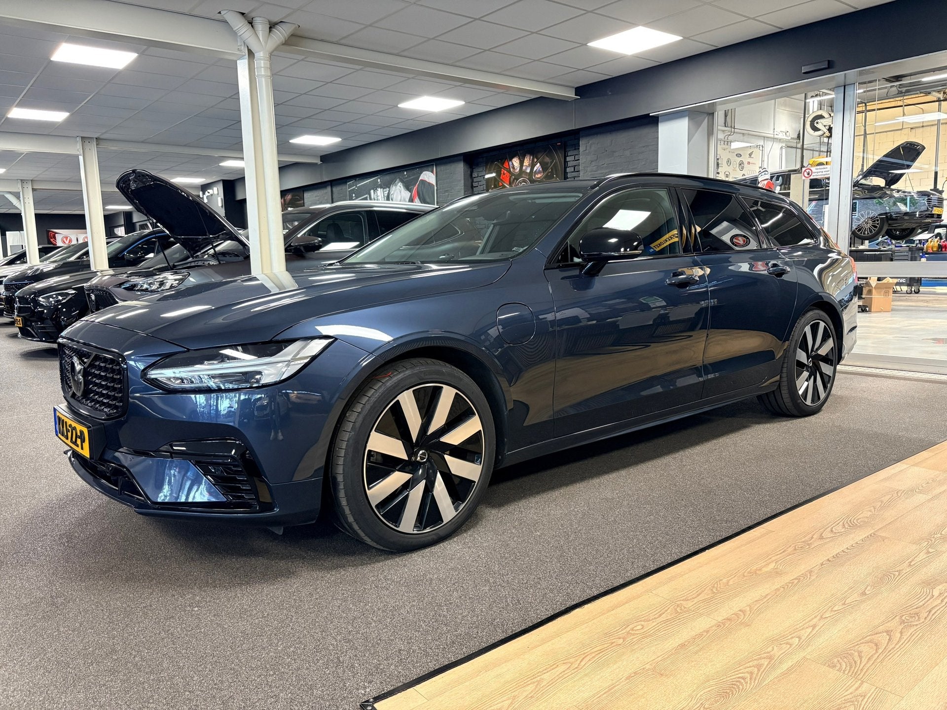 Volvo V90 2.0 T8 Plug-in hybrid AWD Ultimate Dark / Panorama, Automaat, 4 cilinders, Blauw, Hybride Elektrisch/Benzine