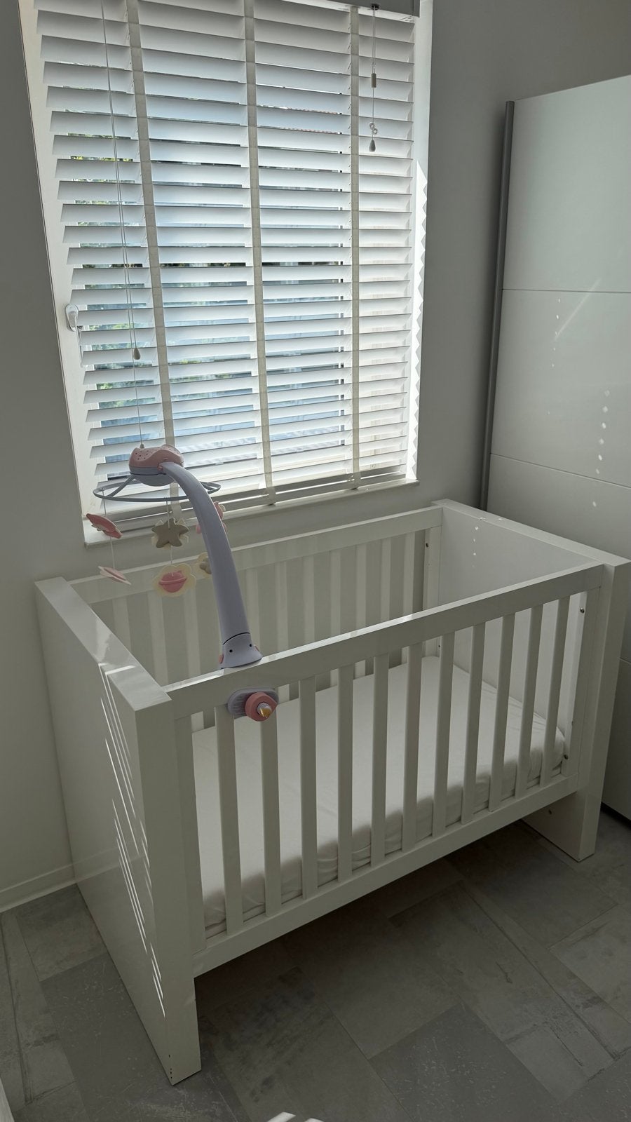 Babybed met rek en matras - 134x72 cm NIEUW, Ophalen, Gebruikt, 70 tot 85 cm, Minder dan 140 cm