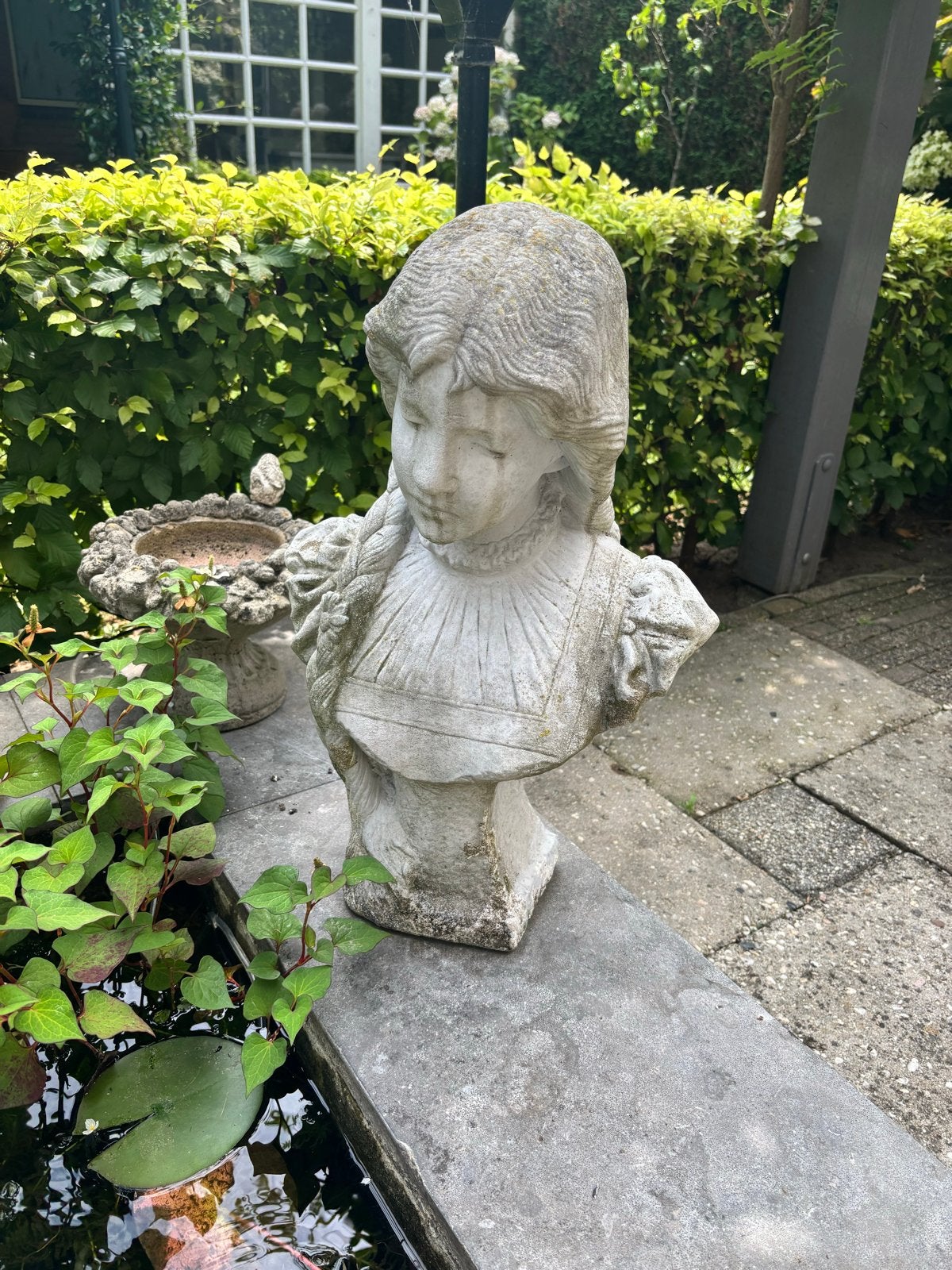 Antieke stenen buste van meisje voor tuin of interieur, Ophalen, Gebruikt, Beton, Mensenbeeld