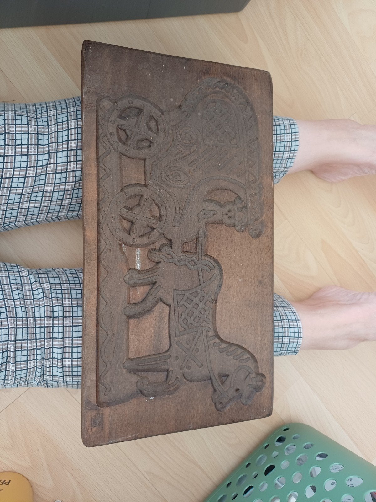 Groot speculaas plank zit een schroefjes achterop, Ophalen