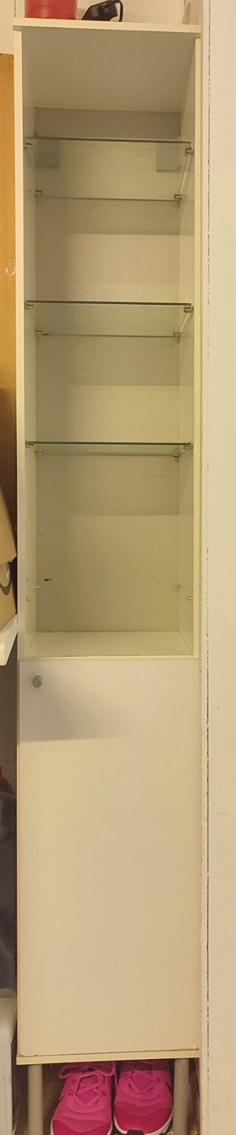 Smalle witte kledingkast met glazen planken, Huis en Inrichting, Kasten | Vitrinekasten, Gebruikt, 150 tot 200 cm, 25 tot 50 cm