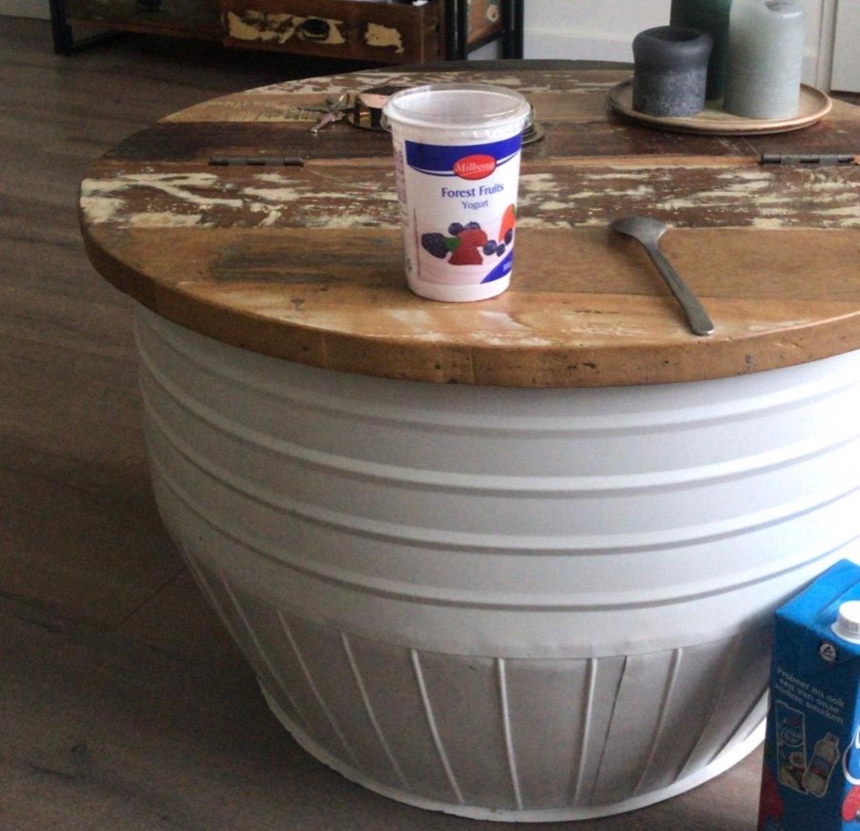 Ronde salontafel met opbergruimte, wit metaal en hout, Huis en Inrichting, Tafels | Salontafels, Ophalen, 50 – 75, Gebruikt, Rond