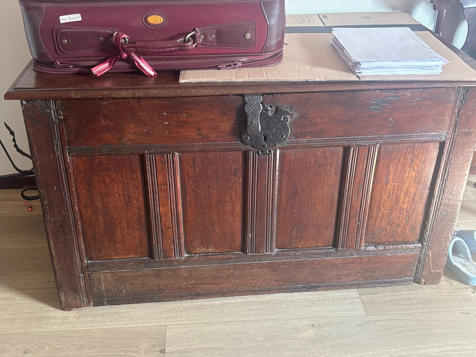 Antieke houten kist met smeedijzeren beslag, Ophalen of Verzenden
