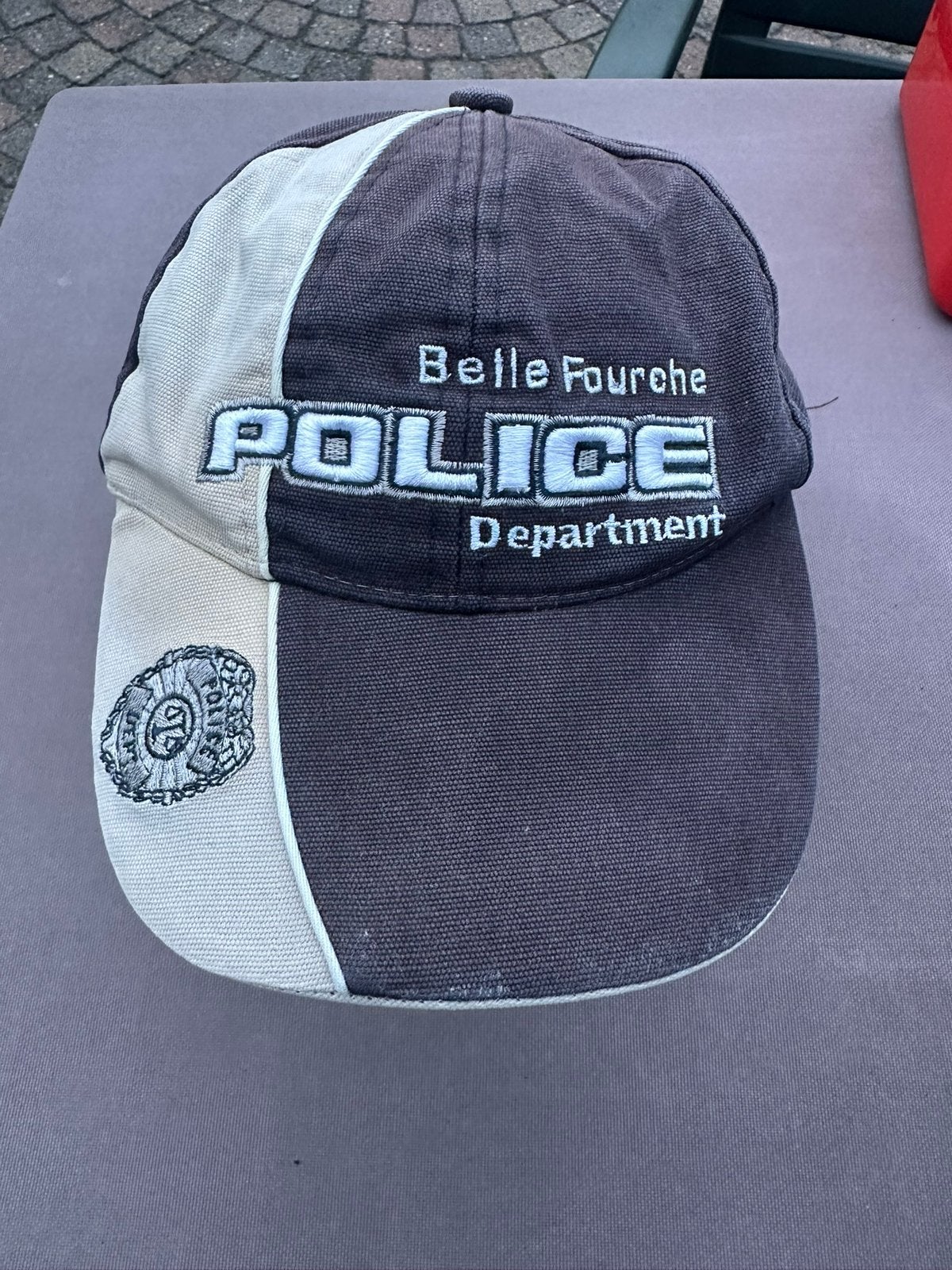 Belle Fourche Police Department Cap-Origineel US Memorabilia, Ophalen of Verzenden, Landmacht, Amerika, Embleem of Badge