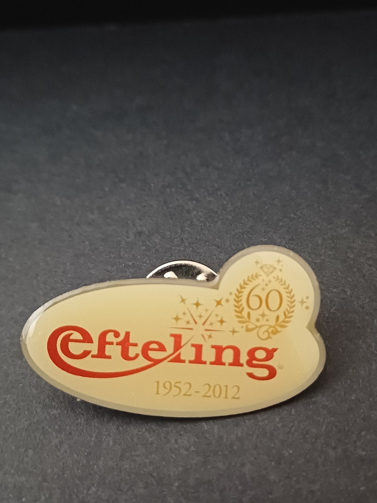 Efteling 60 jaar jubileum pin 1952-2012, Ophalen of Verzenden, Zo goed als nieuw, Button of Speldje