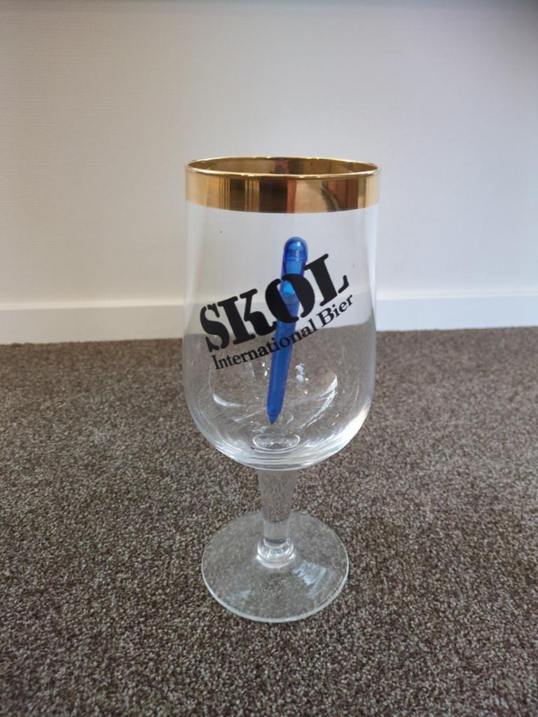 Vintage Skol International Bier glas met gouden rand, Verzamelen, Merken en Reclamevoorwerpen, Zo goed als nieuw, Gebruiksvoorwerp
