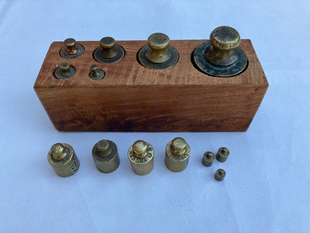 Antiek houten messing gewichten, Ophalen