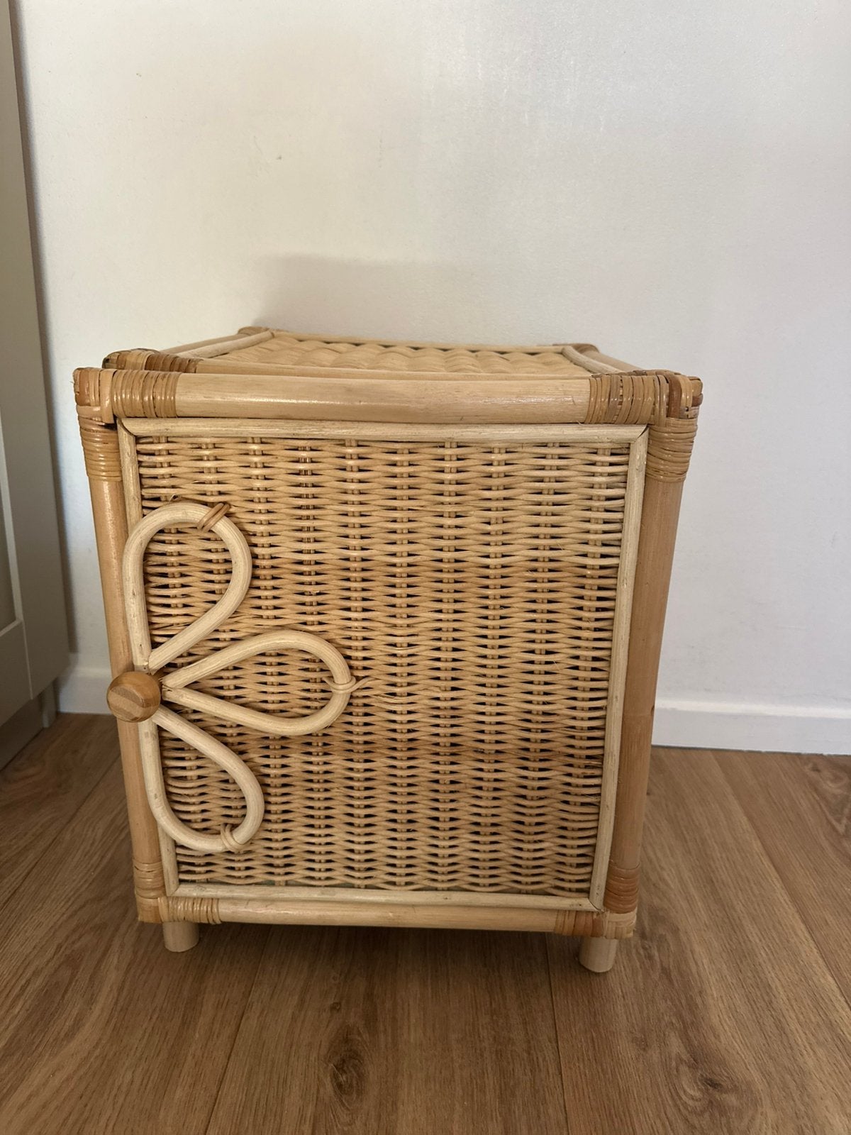 H&M Home rotan nachtkastje, Huis en Inrichting, Slaapkamer | Nachtkastjes, Ophalen, Zo goed als nieuw, Minder dan 45 cm, Minder dan 55 cm