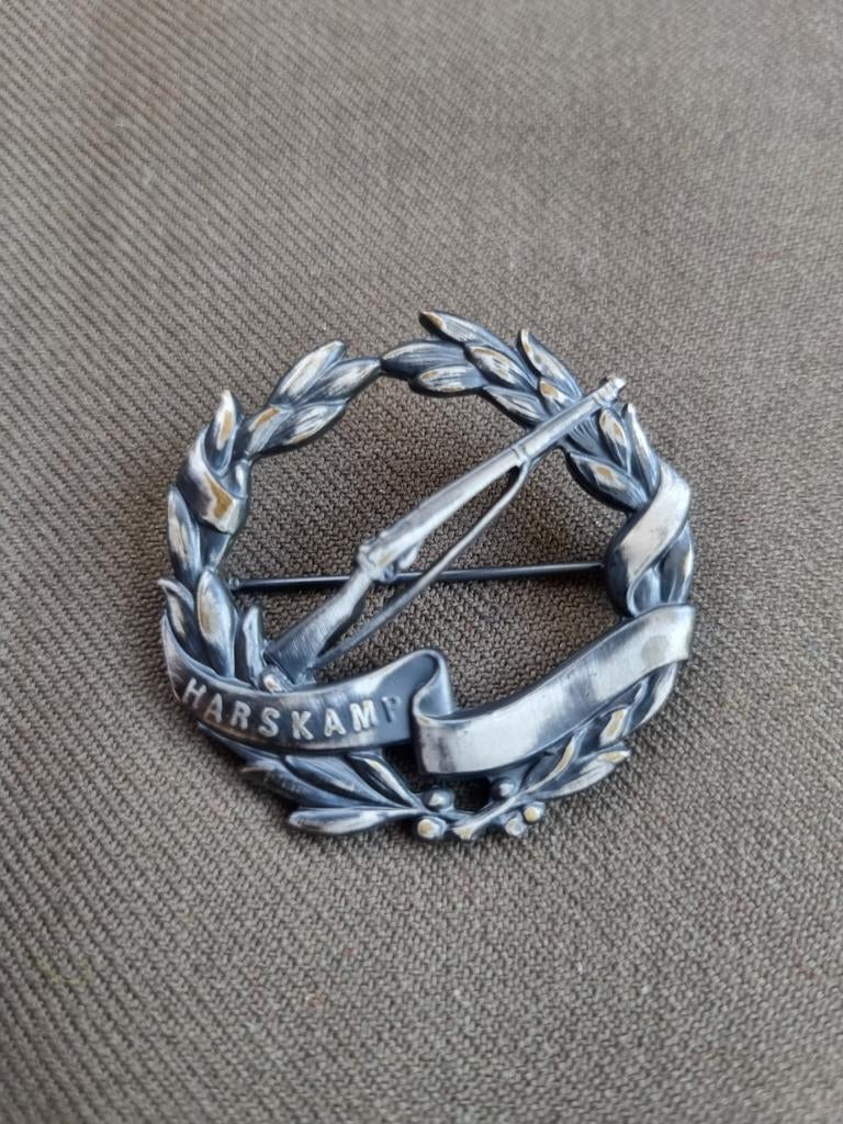 Speld schietwedstrijden Harskamp (zilver), Verzamelen, Militaria | Algemeen, Ophalen of Verzenden, Landmacht, Nederland, Embleem of Badge