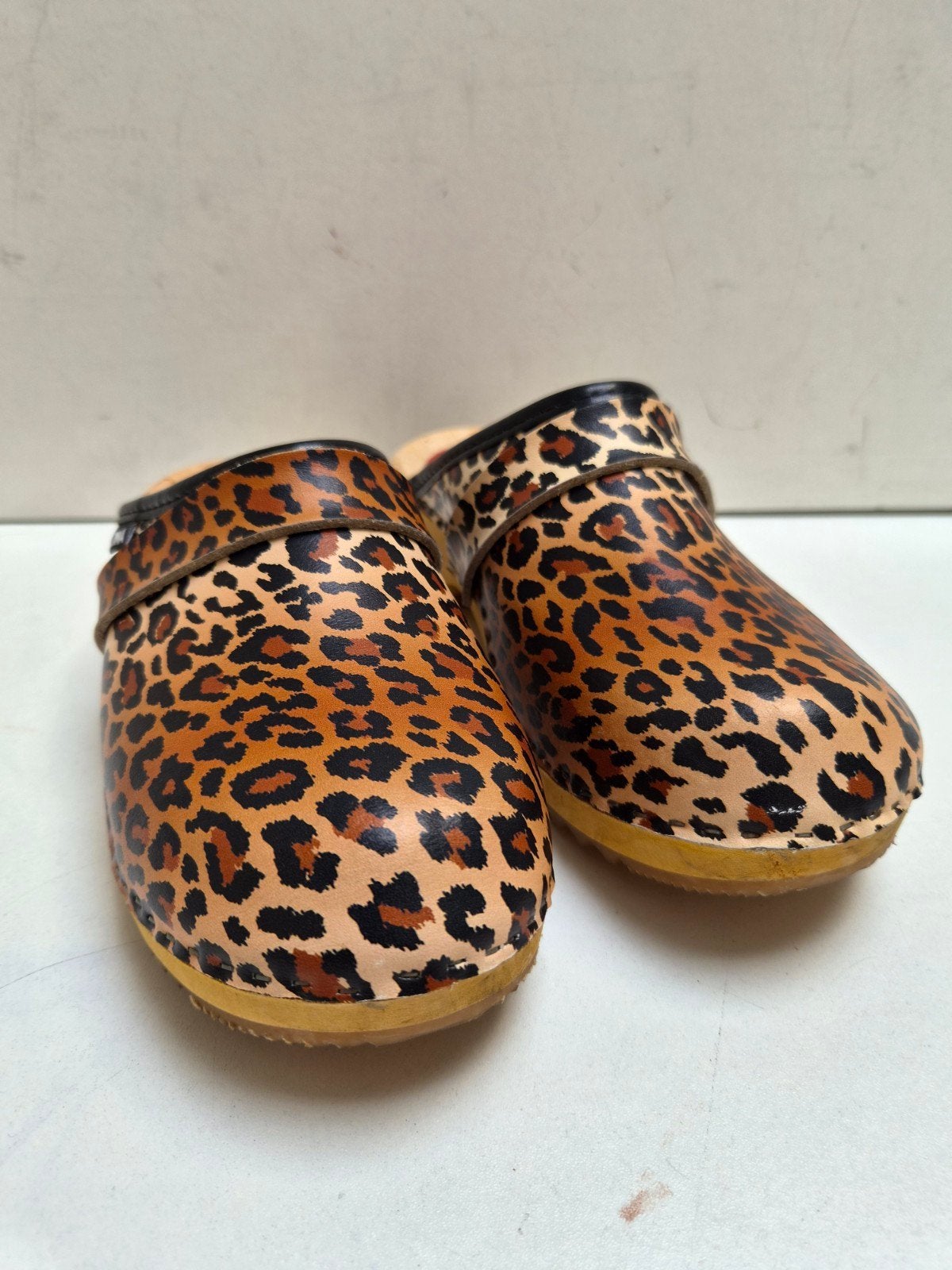 Dina panterprint klompen / clogs - Zo goed als nieuw, Overige kleuren, Overige typen, Ophalen of Verzenden, Zo goed als nieuw