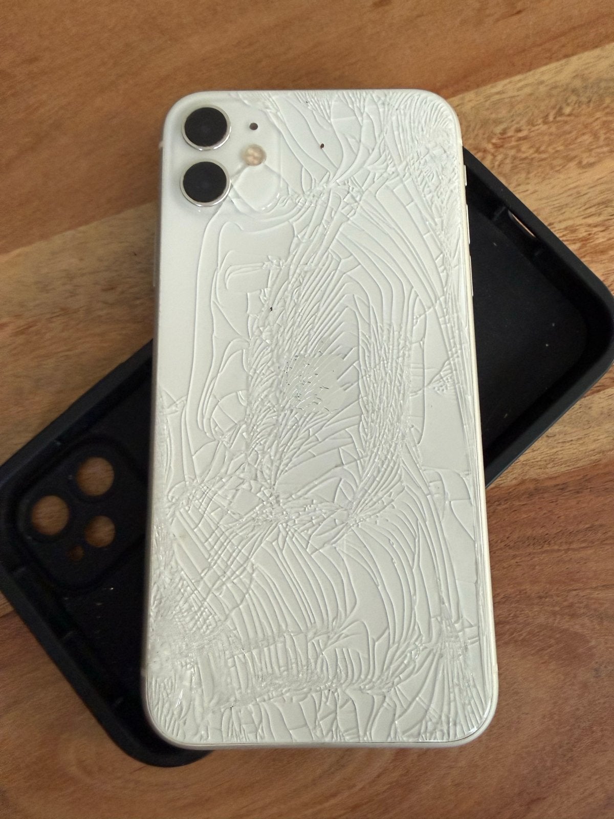 iPhone 11 - Gebarsten achterkant, functioneert goed, Ophalen, Gebruikt, Wit, 78 %