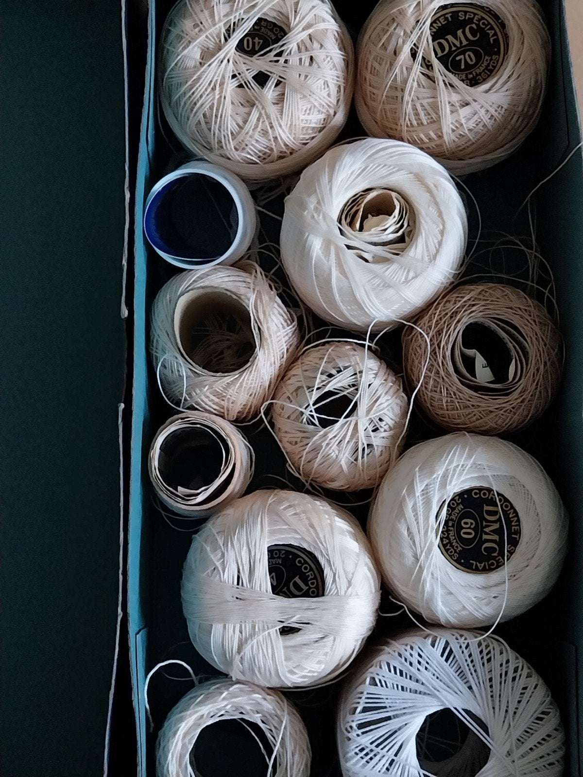 Doosje Vol met vnl. DMC Cordonnet Special van Tante Brocante, Hobby en Vrije tijd, Breien en Haken, Ophalen of Verzenden, Breien of Haken