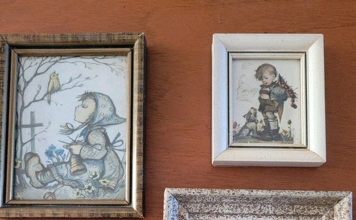 2 x vintage Hummel ingelijste prints oude lijstjes, Minder dan 50 cm, Gebruikt, Ophalen of Verzenden, Print