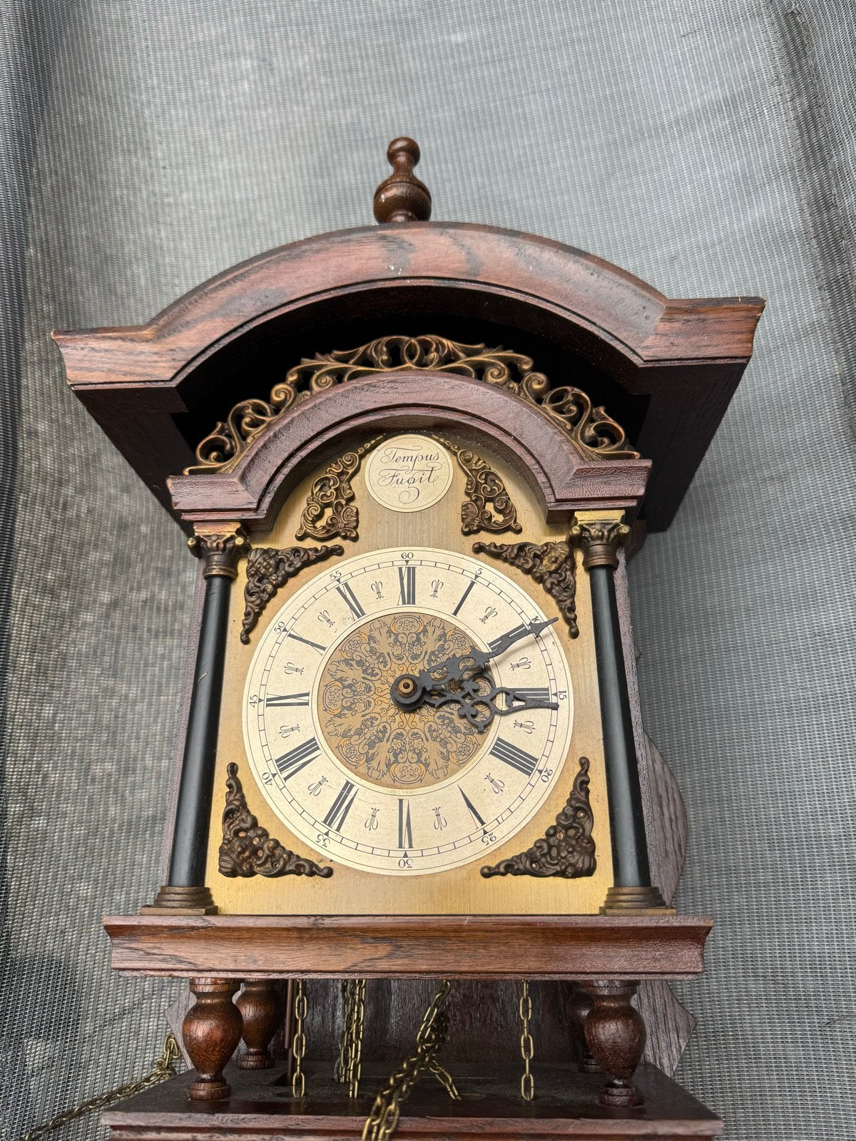 Antieke houten wandklok Tempus Figit met kettingmechanisme, Antiek en Kunst, Ophalen of Verzenden