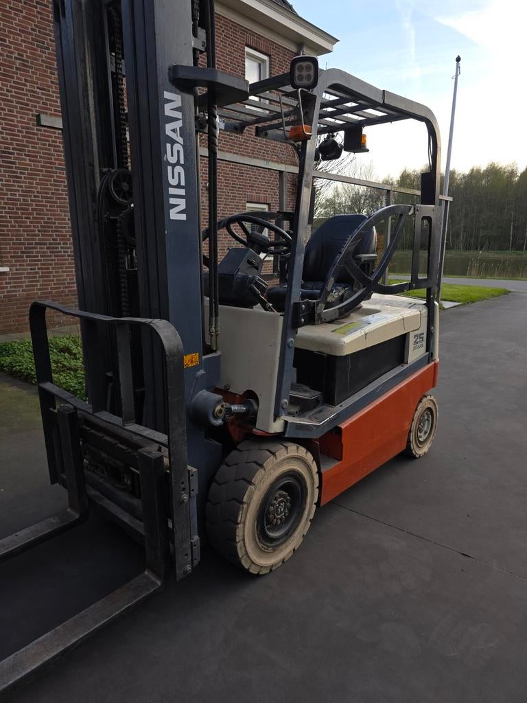 Nissan Heftruck met 3-delige mast, Ophalen
