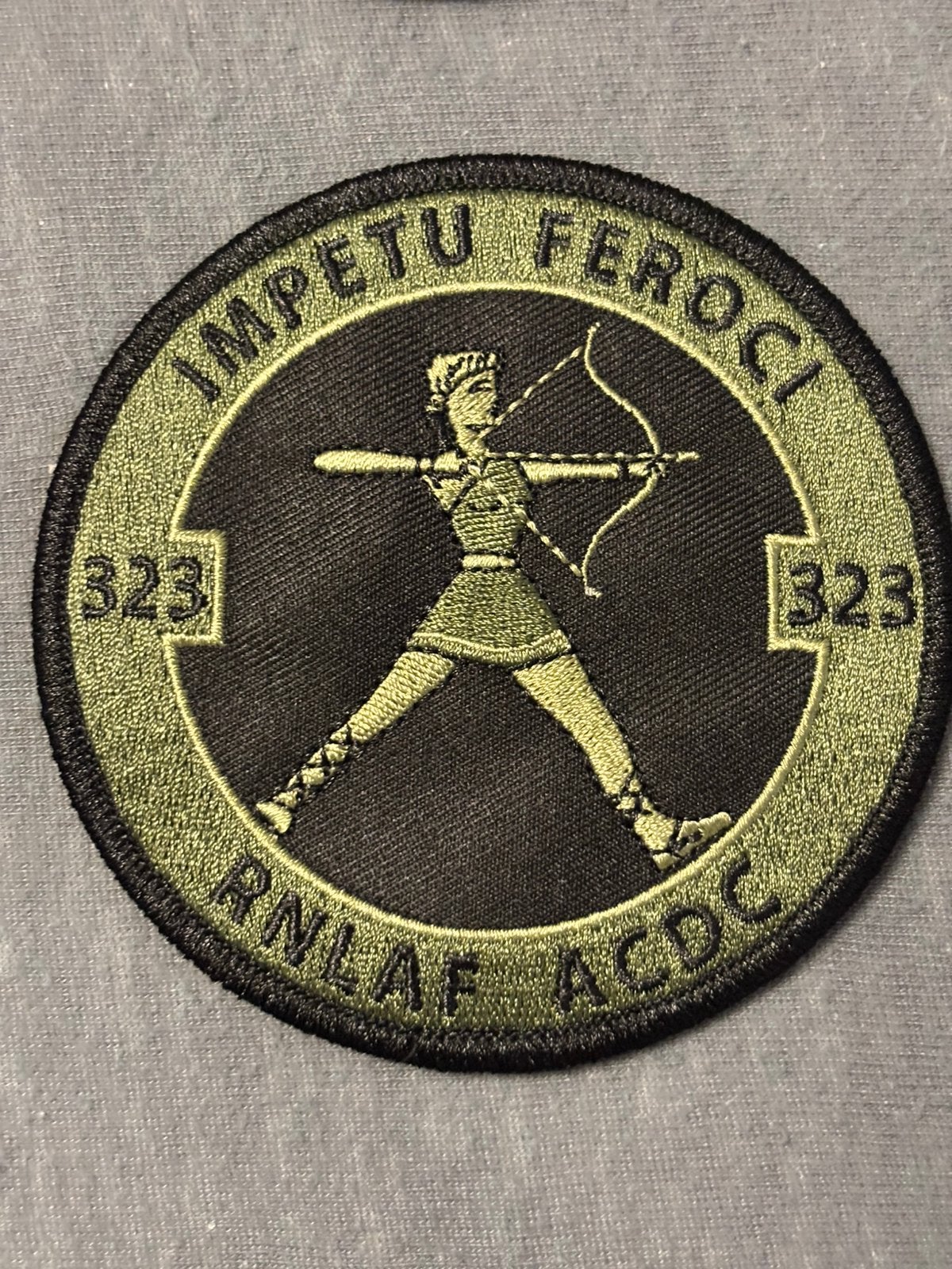 Embleem 323 SQN RNLAF ACDC, Verzamelen, Verzenden, Luchtmacht, Nederland, Embleem of Badge