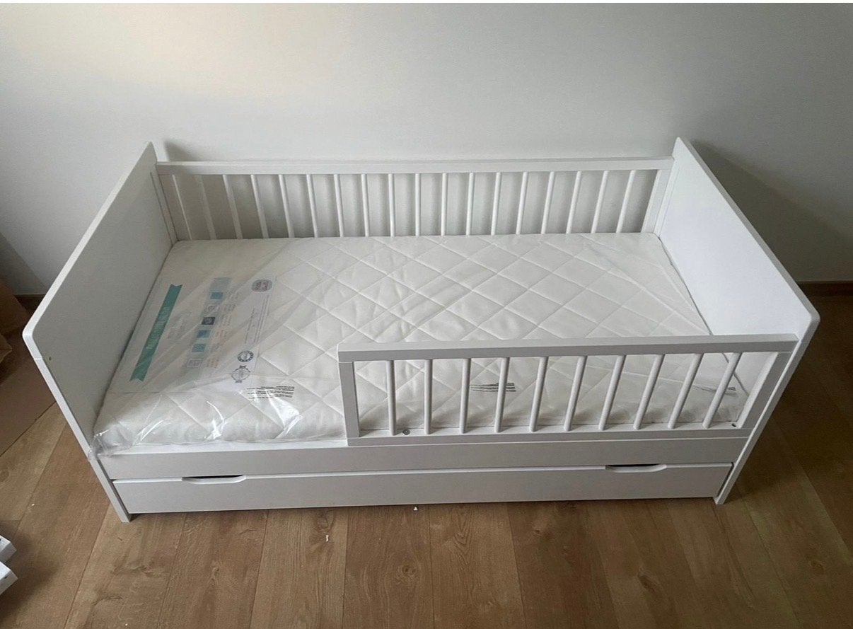 Peuterbed Plume 140x70 wit met matras en accessoires, Ophalen, 70 tot 85 cm, 140 tot 160 cm, Zo goed als nieuw