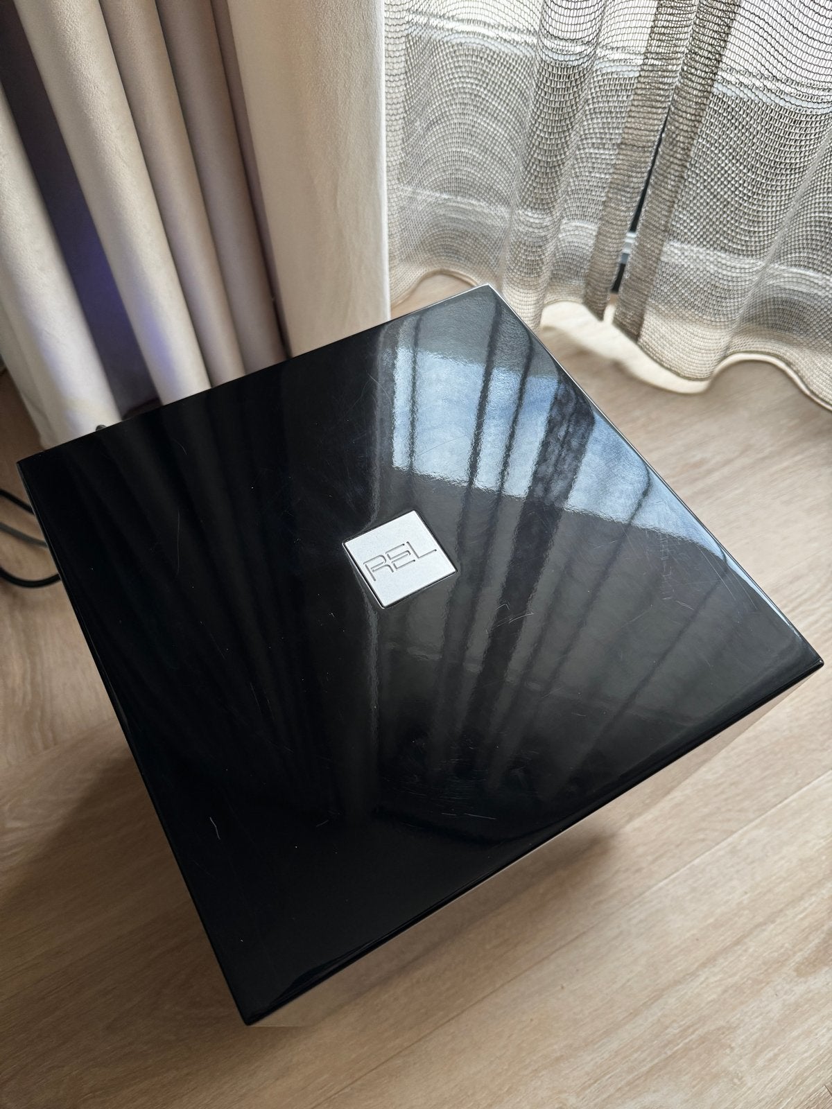 REL T/5 Subwoofer - Glanzend Zwart, Krachtige Bas, Subwoofer, Zo goed als nieuw, Geschikt voor surround/home cinema, Ophalen