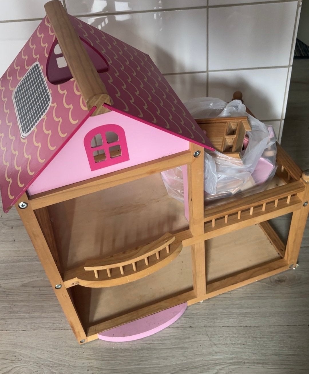 Leuk houten poppenhuis met meubeltjes, Verzamelen, Poppenhuizen en Toebehoren, Ophalen, Gebruikt, Poppenhuis