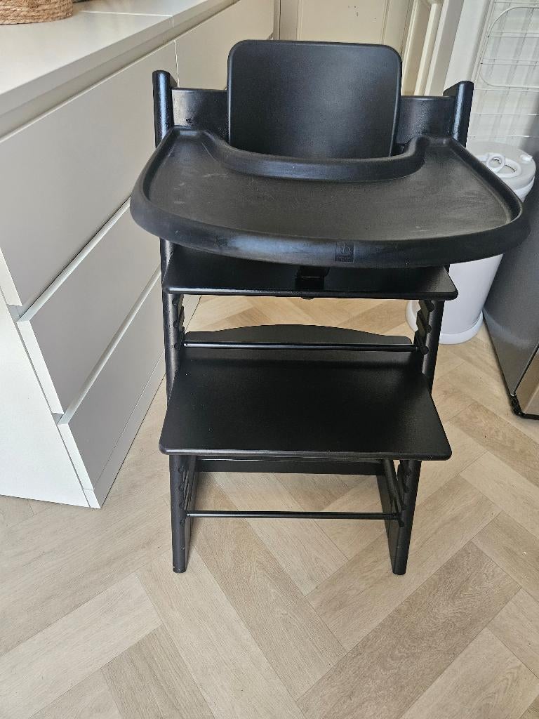 Stokke kinderstoel met tafelblad, Kinderen en Baby's, Kinderstoelen, Ophalen, Zo goed als nieuw, Meegroeistoel, Afneembaar eetblad